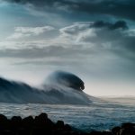 Vor Südafrika können gigantische Wellen entstehen. Bei den Dreharbeiten konnte die mächtigste Riesenwelle der letzten fünf Jahre gefilmt werden. Bild: WDR/BBC