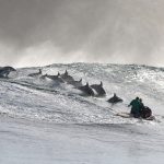 Für diese Aufnahmen von Großen Tümmlern musste das Team wochenlang auf die optimalen Wellen und Delfingruppen warten. Bild: WDR/BBC