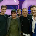 Sänger Wincent Weiss (links) neben Finalist Chaski Ayvar, dann Schauspieler und Sänger Matthias Schweighöfer sowie der erste DSDS-Sieger Alexander Klaws