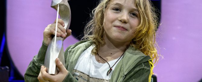 Finalsieger Jonah mit seinem Pokal