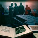 Hitler mit seinen Kunsthändlern auf dem Obersalzber vor einem Modell des gelanten Linzer Führermuseums