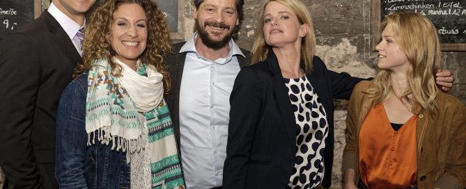 Von links nach rechts: Moritz Fürmann (Bitz), Alessija Lause (Trulla), Fritz Karl (Falk), Mira Bartuschek (Sophie Offergeld) sowie Sinje Irslinger (Mari)