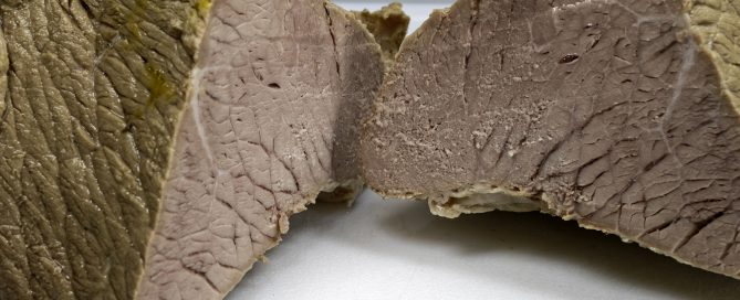 Ein gekochtes Stück Kalbfleisch (Kalbsnuss oder Kalbsschnitzel). Für das Vitello Tonnato wird es dünn aufgeschnitten.