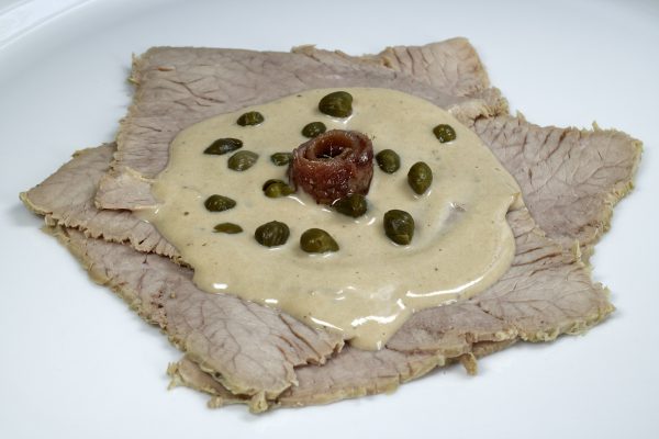 Vitello Tonnato portioniert auf einem Teller angerichtet