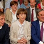 Beim Festakt zur Grundsteinlegung: Links MiQua-Architekt Prof. Wolfgang Lorch neben Kölns OB Henriette Reker. Rechts NRW-Ministerpräsident Armin Laschet