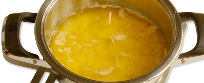 Butterschmalz entsteht durch Schmelzen der Butter und Abschöpfen des ausflockenden Eiweißes